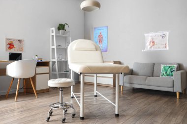 Kanepesi, kanepesi ve doktorunun çalışma yeri olan bir muayenehane.