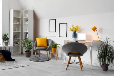 Oturma odasının içindeki koltuklar.