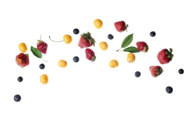 Farklı taze meyveler ve beyaz arka planda yapraklar uçuşuyor.