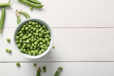 Beyaz ahşap zemin üzerine yeşil bezelye