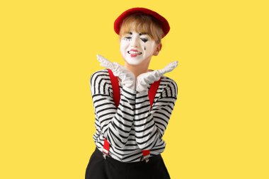 Sarı arka planda kadın pandomimist