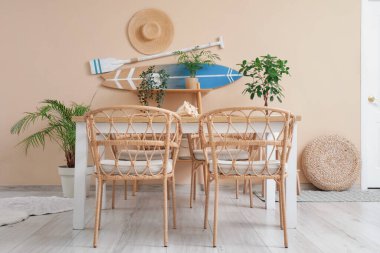 Yemek masası ve kürekli sörf tahtası