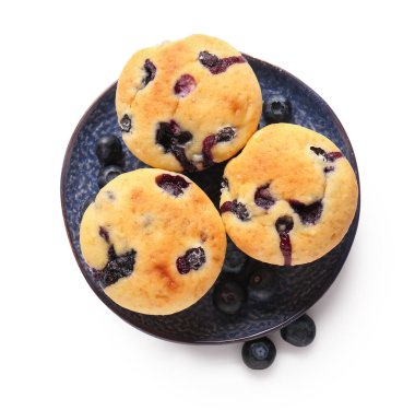 Beyaz arka planda lezzetli yaban mersinli kekler, yakın plan.