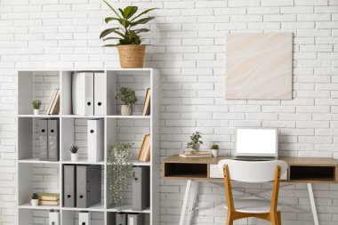 Raf ünitesi, klasörler ve işyeri ile ofis içi