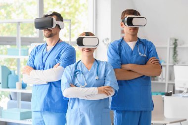 VR gözlüklü genç doktorlar hastanede.