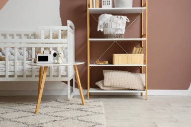 Oyuncak tavşanlı bebek monitörü çocukların yatak odasının içindeki masada.