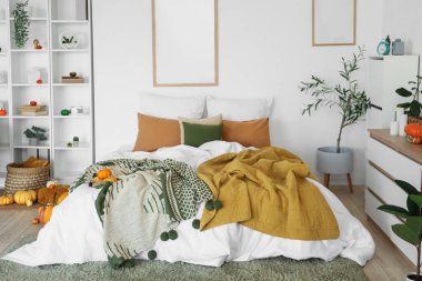 Raflar ve balkabaklarıyla aydınlık yatak odasının içinde.