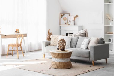 Rahat kanepesi, şöminesi, raf ünitesi ve sehpası olan şık bir oturma odası.