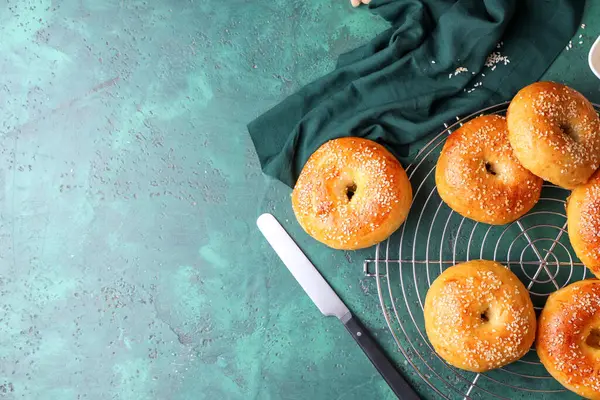 Yeşil arka planda lezzetli simitlerle durun.