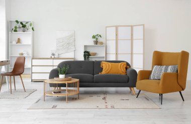 Programcının çalışma odası, kanepesi ve koltuğu olan bir oturma odası.