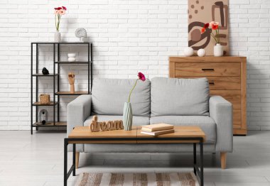 Güzel Gerbera çiçekleri rahat oturma odasının içinde