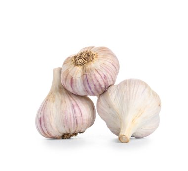 Beyaz arka planda taze sarımsak