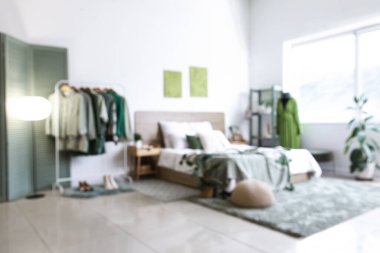 Yatak odasının içinde giysiler ve mankenlerle dolu. Bulanık görünüm