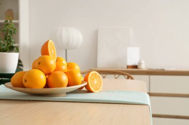 Yemek masasında portakallı tabak, yakın plan.