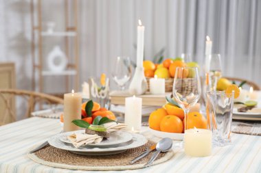 Yemek masası turunçgillerle süslenmiş. Yakın çekim.