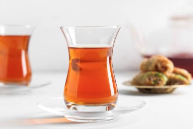 Beyaz zemin üzerinde bir bardak Türk çayı