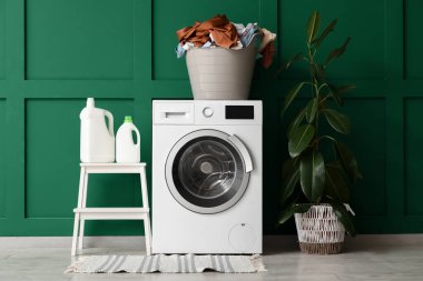 Çamaşır odasında kirli çamaşırların olduğu sepet.