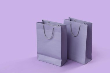 Leylak arka planda alışveriş torbaları