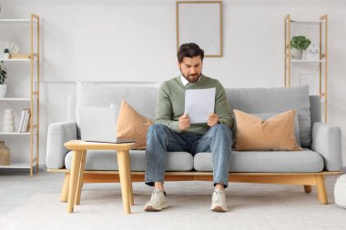 Evdeki kanepede oturan genç adamın işten çıkarılması emrini verdi.