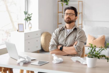 Evdeki masanın yanındaki genç adamı kovdum.