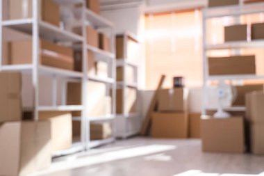 Raflarda karton kutular olan hafif deponun bulanık görüntüsü