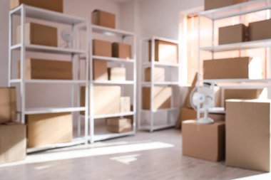 Raflarda karton kutular olan hafif deponun bulanık görüntüsü