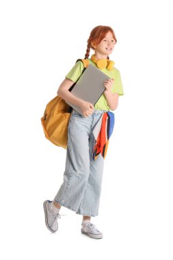 Modern dizüstü bilgisayarı ve beyaz arka planda yürüyen sevimli kızıl kız.