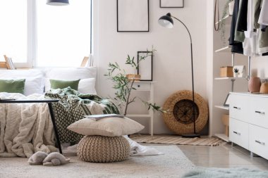 Işıl ışıl yatak odasının içinde rahat bir yatak odası ve şık bir gardırop