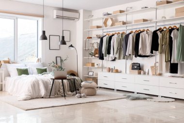 Işıl ışıl yatak odası, rahat yatağı, laptopu komodinin yanında ve şık gardırobu var.