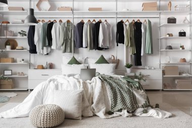 Konforlu yatağı ve şık gardırobu olan hafif yatak odasının içinde.