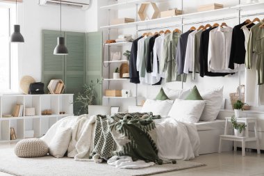 Konforlu yatağı ve şık gardırobu olan hafif yatak odasının içinde.