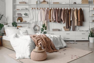 Işıl ışıl yatak odası, rahat yatak odası, şık gardırop ve pouf şapkası