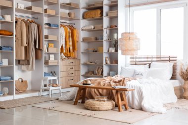 Işıl ışıl yatak odası, rahat yatak odası, bank ve şık gardırop