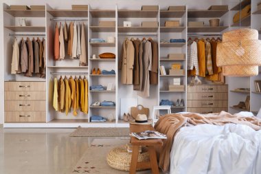 Işıl ışıl yatak odası, rahat yatak odası, bank ve şık gardırop