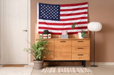 ABD bayrağı, klozeti ve kapısı olan koridorun içi.