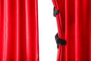 Beyaz arka planda kırmızı kadife perdeleri açan kadın elleri