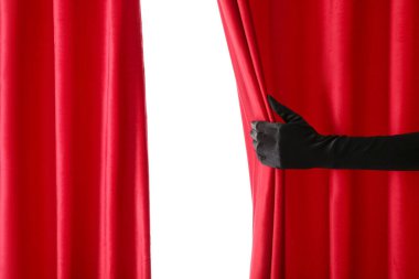 Beyaz arka planda izole edilmiş kırmızı kadife perdeleri açan kadın el.