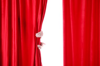 Beyaz arka planda kırmızı kadife perdeleri açan kadın elleri