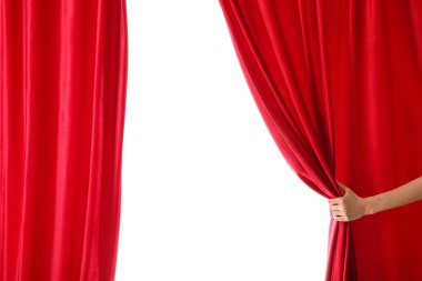 Beyaz arkaplanda kırmızı kadife perdeyi açan kadın eli