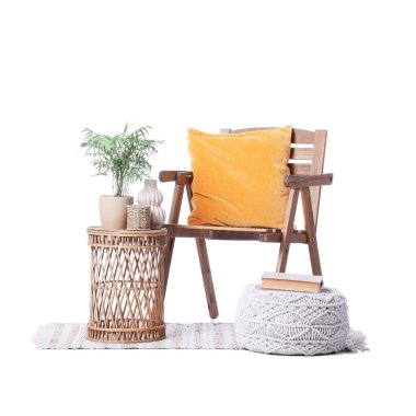 Yastıklı şık sandalye, kahve masası ve beyaz arka planda izole edilmiş puf.