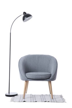 Beyaz arka planda izole edilmiş standart lambalı şık gri koltuk