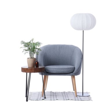 Standart lamba, sehpa ve beyaz arka planda izole edilmiş çiçek desenli gri koltuk.