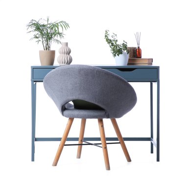 Beyaz arka planda izole edilmiş ev bitkisi, sazlık dağıtıcı ve sandalye bulunan şık masa