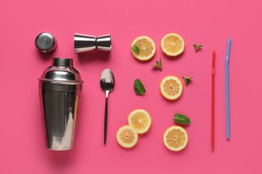 Çubuk parçalı kompozisyon, taze dilimlenmiş limon ve pembe arka planda nane.