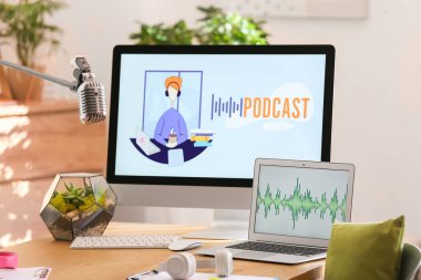 Kayıt stüdyosunda podcast tablosu olan bilgisayar ve dizüstü bilgisayar