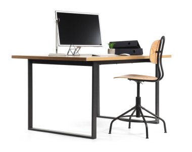 Modern bilgisayar ve dizinleri beyaz arkaplanda izole edilmiş çalışma alanı