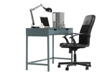 Modern dizüstü bilgisayarı ve beyaz arka planda izole edilmiş lambası olan şık çalışma alanı