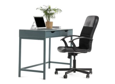 Modern dizüstü bilgisayarı beyaz arkaplanda izole edilmiş şık çalışma alanı