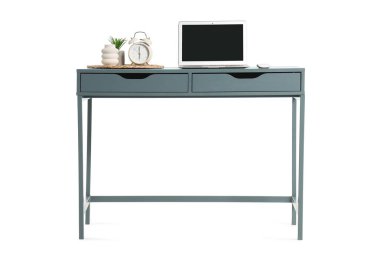 Modern dizüstü bilgisayarı beyaz arkaplanda izole edilmiş şık çalışma alanı