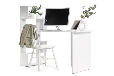 Modern bilgisayar, dizüstü bilgisayar, ev bitkileri ve rafları beyaz arkaplanda izole edilmiş lüks çalışma alanı